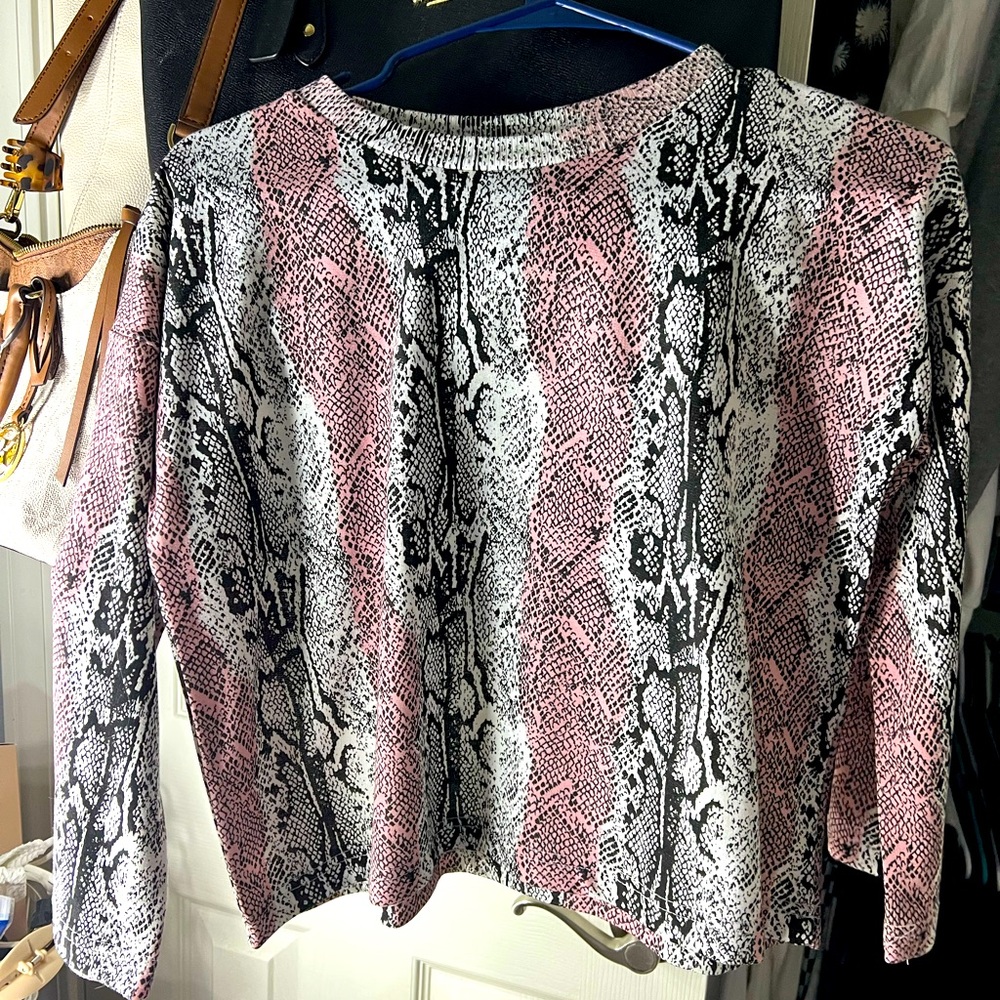Half sleeve snake print shirt.